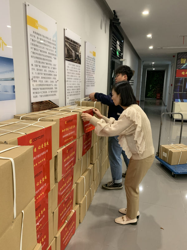 隆平高科技園一企業(yè)向5所農(nóng)村小學(xué)捐贈(zèng)愛(ài)心圖書(shū)